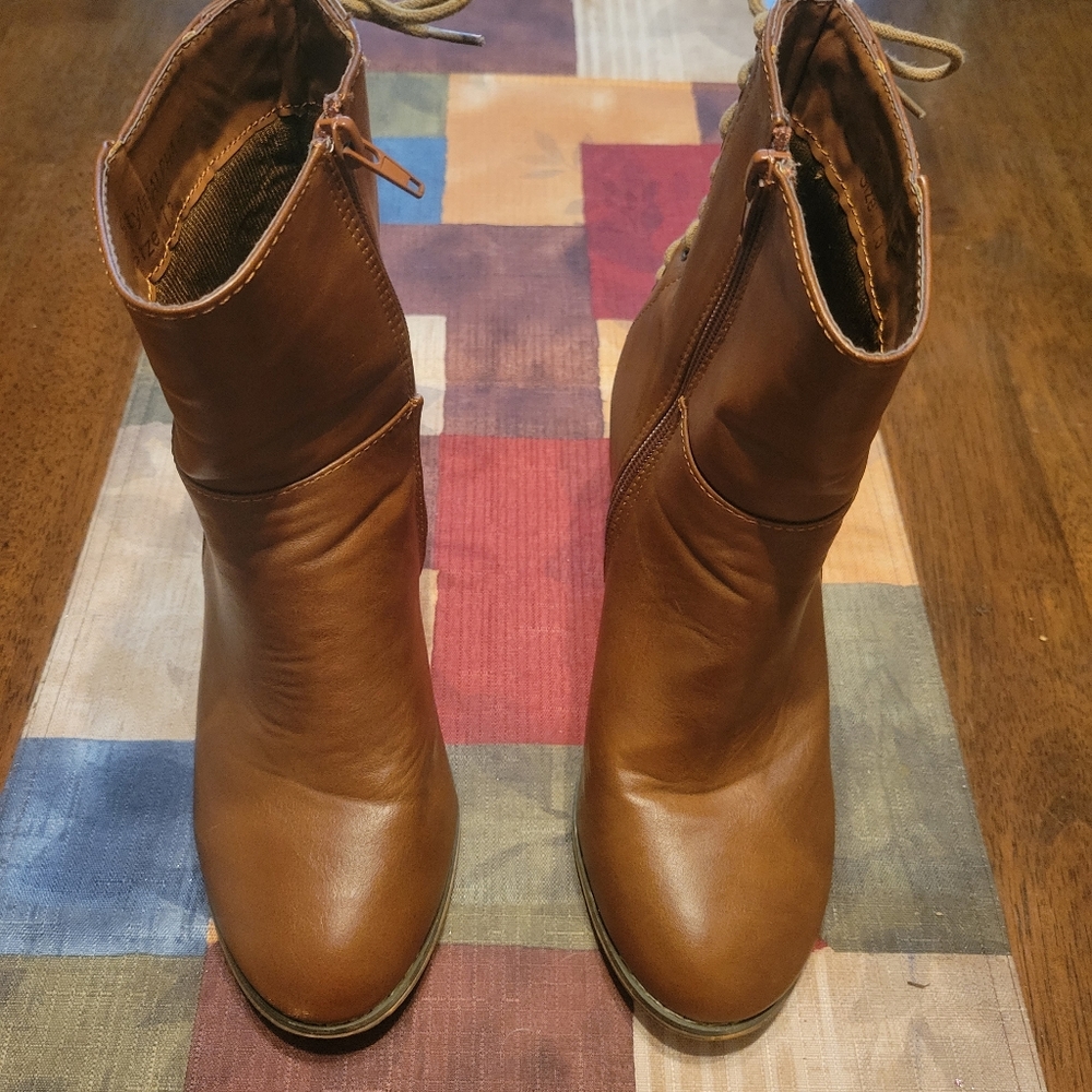 🆕 A.X.N.Y. Alpha booties Size 7.5, small scuff shown in pictures